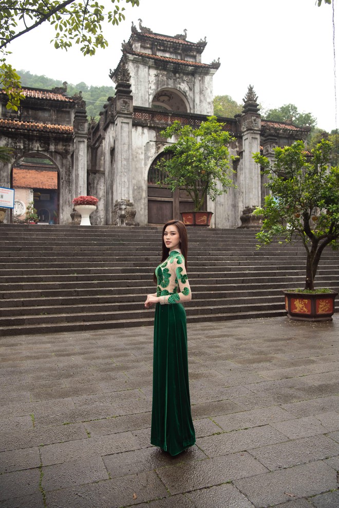 Top 13 &quot;Miss World&quot; Đỗ Thị Hà mặc áo dài mang hình ảnh rau má về quê nhà Thanh Hóa ảnh 9