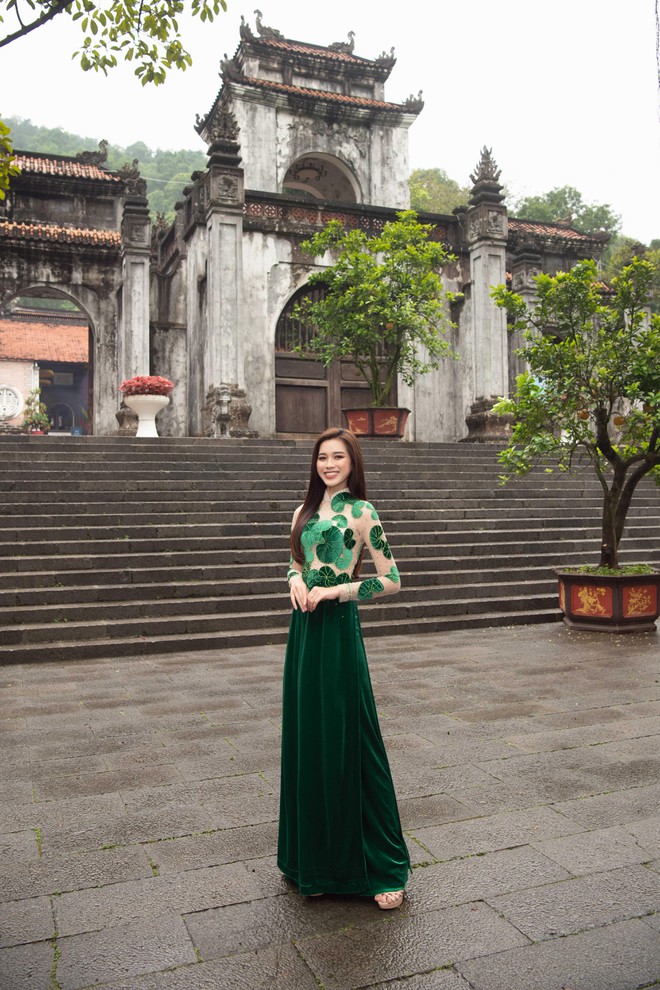 Top 13 &quot;Miss World&quot; Đỗ Thị Hà mặc áo dài mang hình ảnh rau má về quê nhà Thanh Hóa ảnh 1