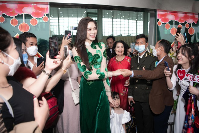 Top 13 &quot;Miss World&quot; Đỗ Thị Hà mặc áo dài mang hình ảnh rau má về quê nhà Thanh Hóa ảnh 15