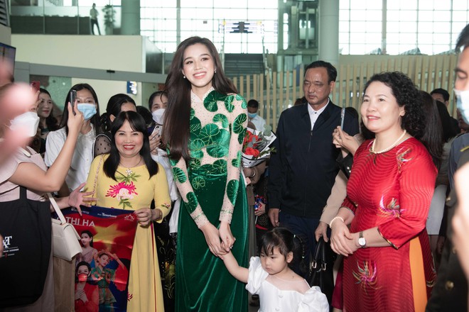 Top 13 &quot;Miss World&quot; Đỗ Thị Hà mặc áo dài mang hình ảnh rau má về quê nhà Thanh Hóa ảnh 16