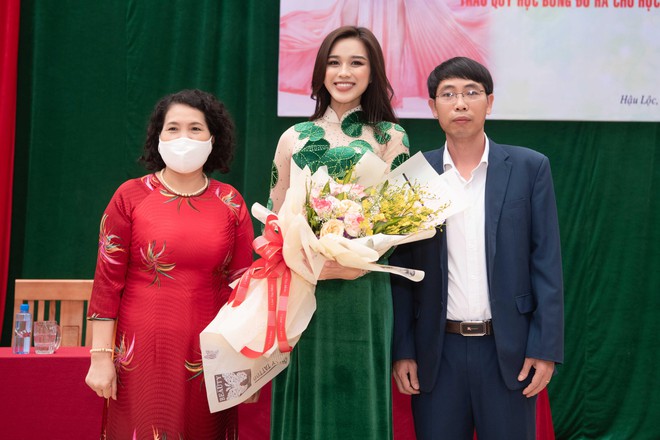 Top 13 &quot;Miss World&quot; Đỗ Thị Hà mặc áo dài mang hình ảnh rau má về quê nhà Thanh Hóa ảnh 13