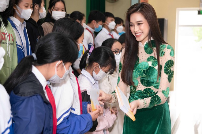 Top 13 &quot;Miss World&quot; Đỗ Thị Hà mặc áo dài mang hình ảnh rau má về quê nhà Thanh Hóa ảnh 2