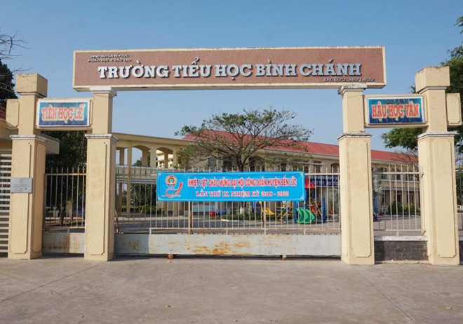 co giao quy goi xin loi phu huynh hieu truong bi dieu xuong dung lop