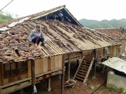 mua lon ngap pho dan thanh pho bac kan bat duoc ran dai ca met tren duong