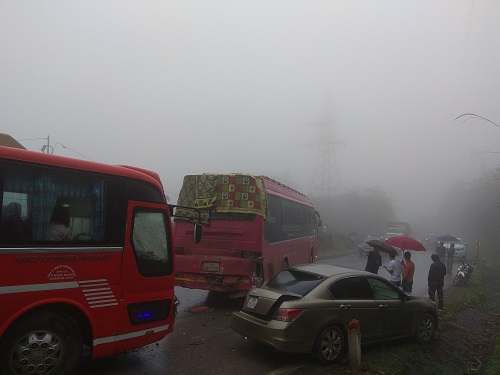 19 oto dam lien hoan o hoa binh do suong mu