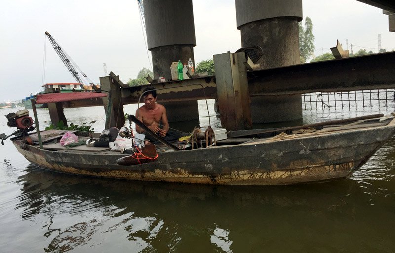 thanh nien lien tuc nhay cau tu tu de xin tien