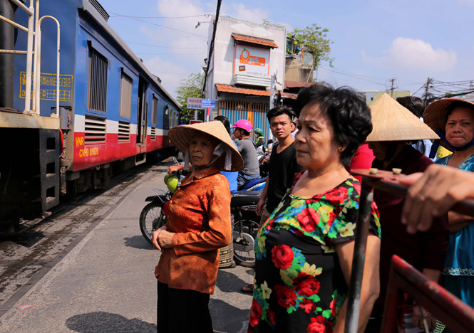 nguoi sai gon song canh san bay nha ga ky 2 cong ba xep lung danh