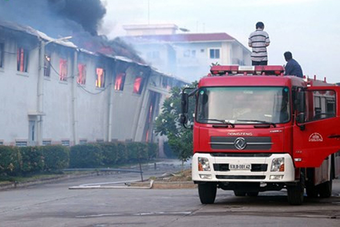 nha may det o tien giang chay du doi hang tram chien sy cuu hoa cang minh dap lua