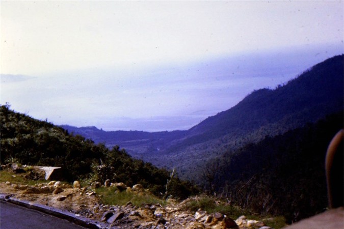 canh sac tuyet dep tren deo hai van thap nien 1960