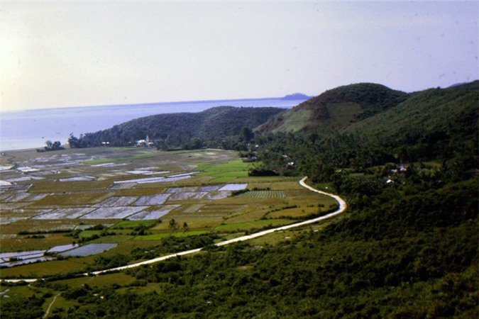 canh sac tuyet dep tren deo hai van thap nien 1960