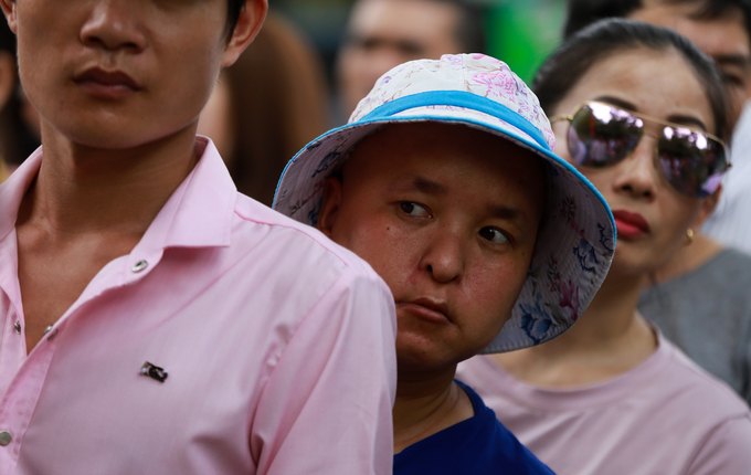 nguoi dan chen lan vao thao cam vien sai gon choi le