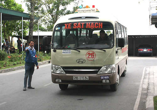 hoc vien lai xe duoc dao tao tren buong lai mo phong 3d