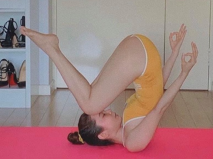 hoa hau huynh vy me tap yoga khi tranh dich