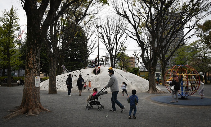 nhieu nguoi tokyo van ra ngoai uong bia