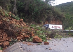 cao bang sat lo dat vui lap 1 nha dan va 50m duong tinh lo