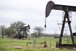 Giá dầu trên thị trường Mỹ "rớt" hơn 27%, xuống dưới 12 USD mỗi thùng