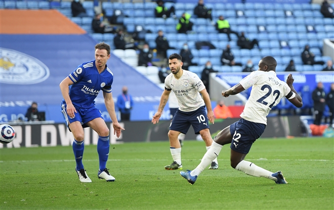 Man City tạo khoảng cách 17 điểm với Man Utd - 2