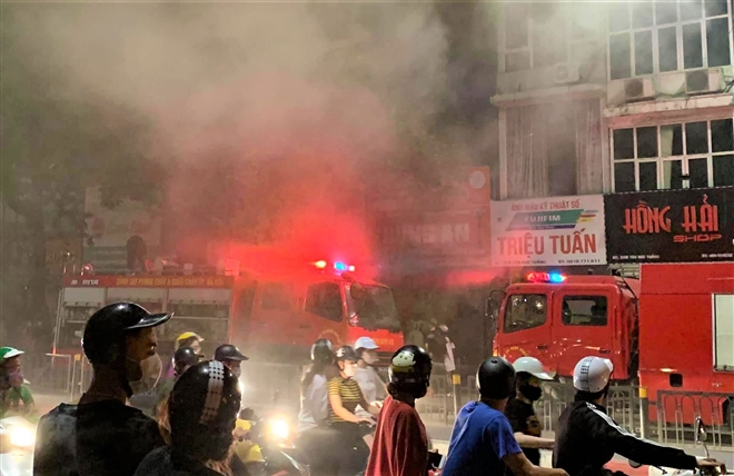 Hà Nội: Cháy lớn trên phố Tôn Đức Thắng, 4 người thiệt mạng - 1