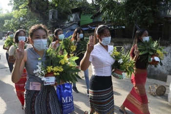 Dân Myanmar hủy lễ hội mừng năm mới, xuống đường biểu tình trong im lặng