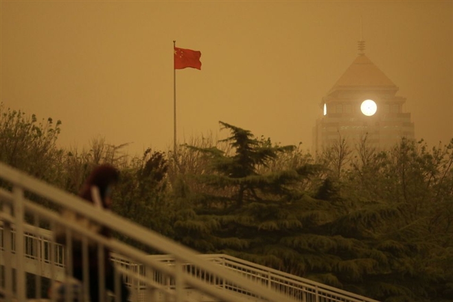 Ô nhiễm không khí lên mức nguy hại, bầu trời Bắc Kinh chuyển vàng  - 1