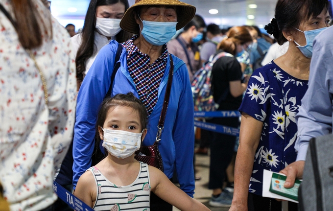 Sân bay Tân Sơn Nhất đông nghẹt người