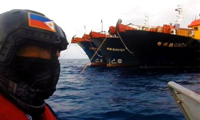 Philippines công bố ảnh áp sát tàu Trung Quốc ở Ba Đầu