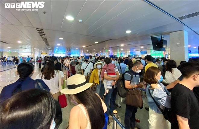 Khu soi chiếu an ninh sân bay Tân Sơn Nhất như chợ vỡ, khách kiệt sức chờ đợi - 1