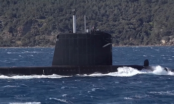 Tàu ngầm Pháp bí mật đi qua Biển Đông