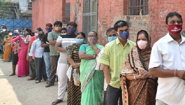 Ấn Độ trải qua ngày chết chóc nhất vì COVID-19, hàng triệu dân vẫn đi bỏ phiếu - 1