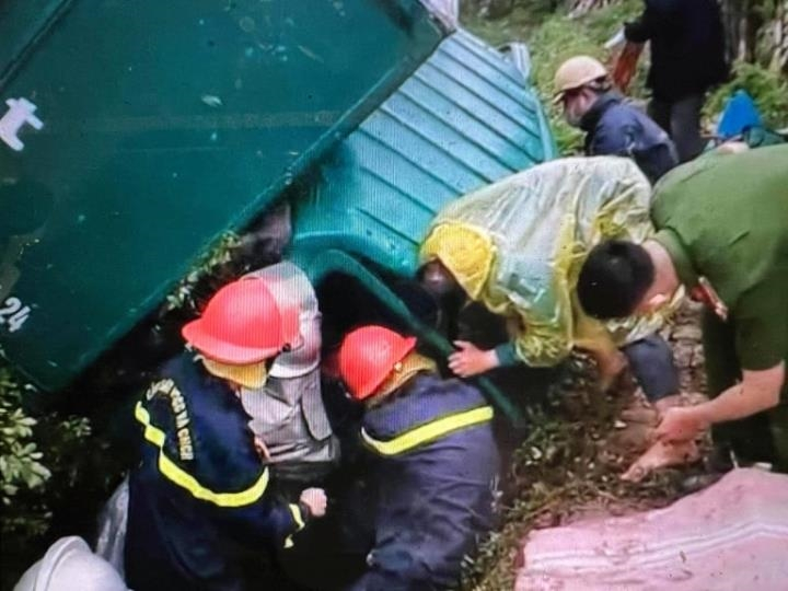 Cắt cabin, cứu 2 nạn nhân mắc kẹt trong ô tô gặp tai nạn ở Hà Nội - 1
