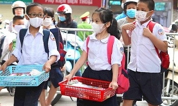 Sáng nay, gần 1 triệu học sinh lớp 1-6 ở Hà Nội đi học trực tiếp