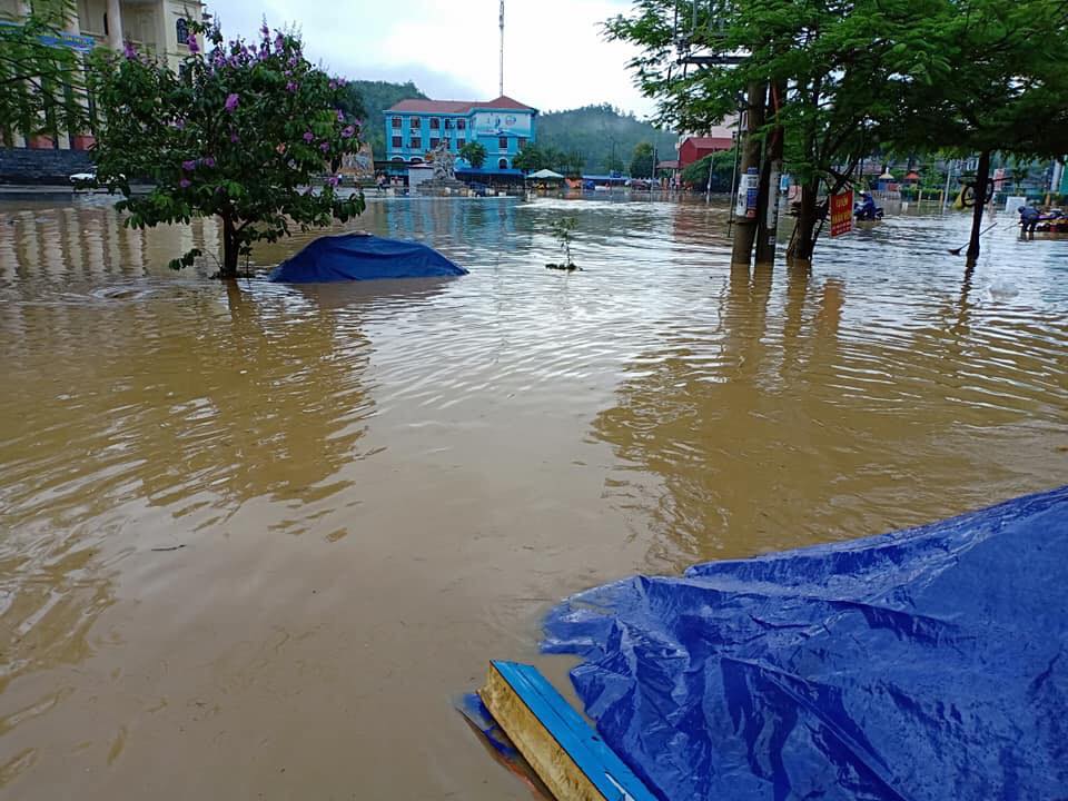 mua lon ngap pho dan thanh pho bac kan bat duoc ran dai ca met tren duong