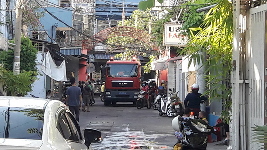 kho hang trong chua boc chay du doi nguoi dan phat hoang