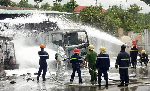 xe bon boc chay khi dang bom nhien lieu vao tram xang