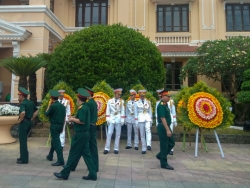 thieu nu hue dieu hanh voi non la gan den led gay tranh cai