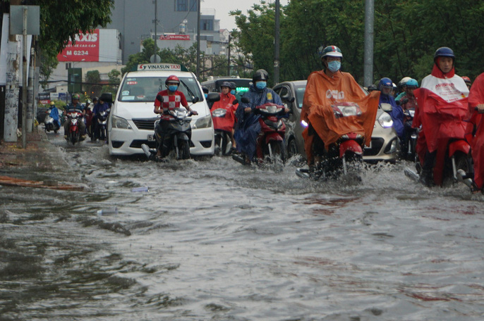 tp hcm ngap menh mong ket xe khap noi sau mua lon