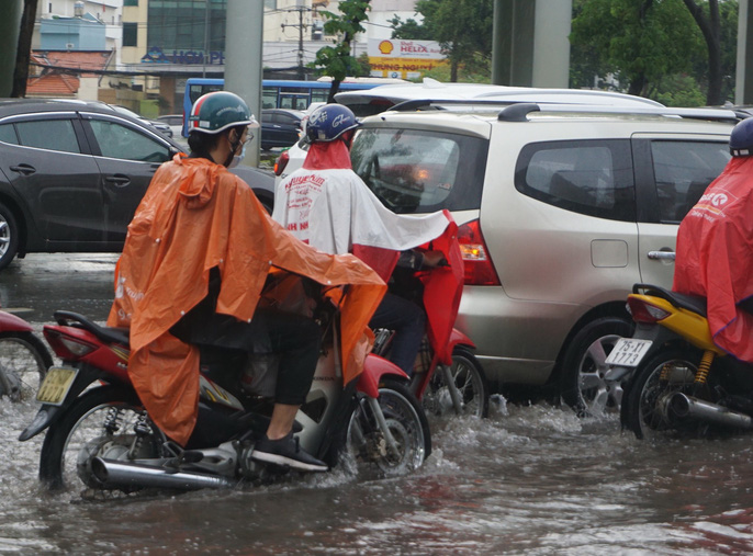 tp hcm ngap menh mong ket xe khap noi sau mua lon