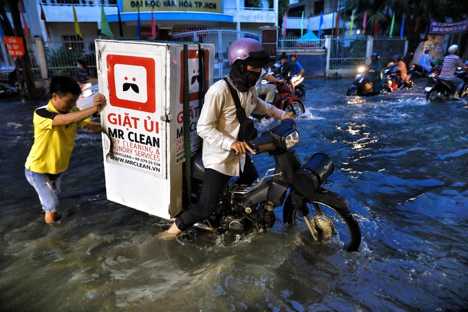 sai gon mua lon gay ngap ket xe nhieu gio