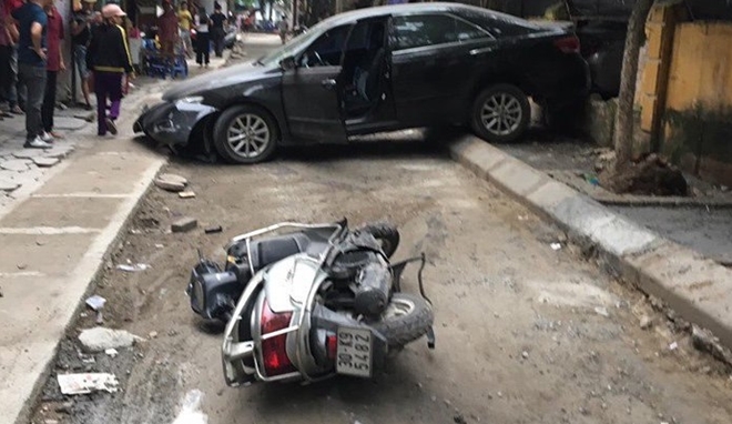 nu tai xe lui camry can chet nguoi di xe may tren pho ha noi