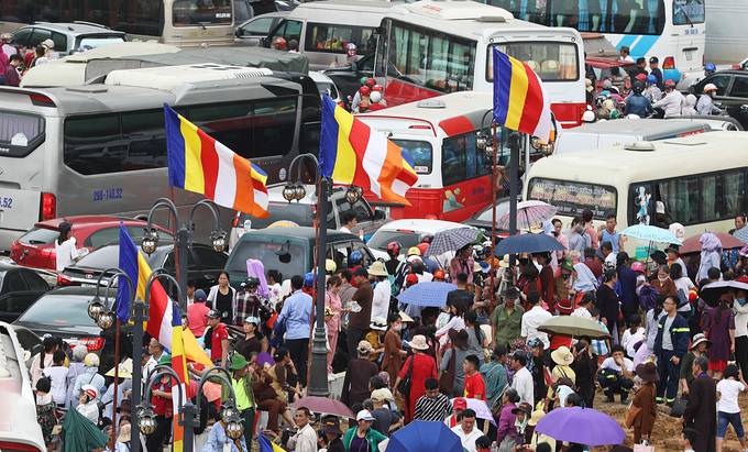 hang van nguoi den chua tam chuc trong ngay khai le vesak 2019