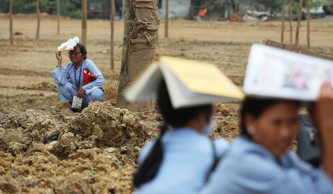 hang van nguoi den chua tam chuc trong ngay khai le vesak 2019