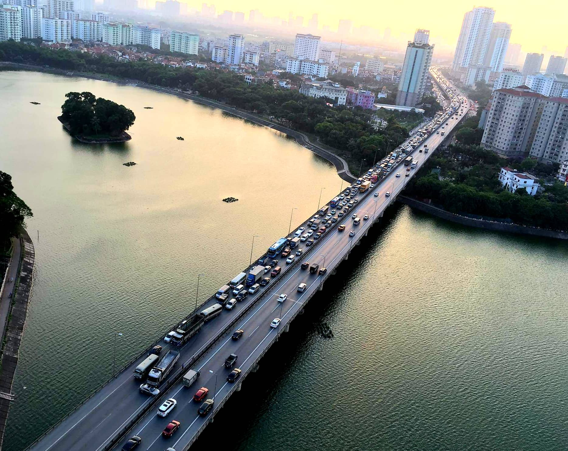 ha noi va cham giua 2 o to khien duong vanh dai 3 tren cao un tac nghiem trong