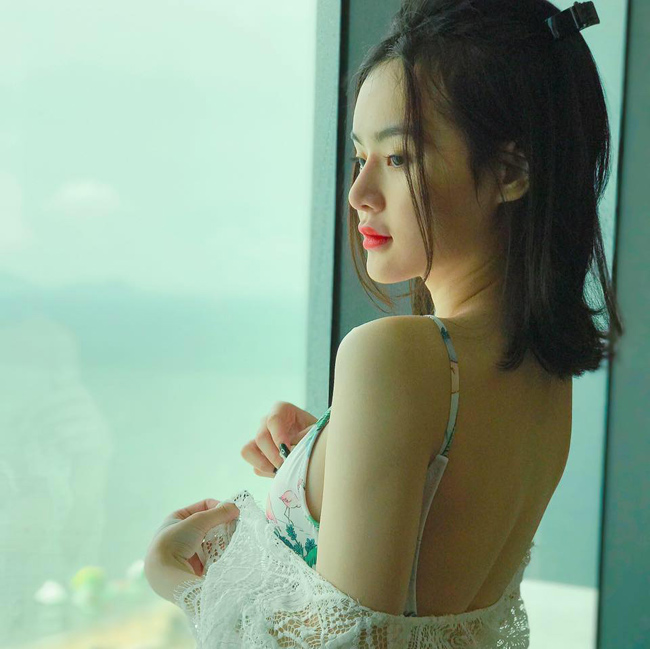 em gai angela phuong trinh xinh dep va goi cam muon phan o tuoi 23