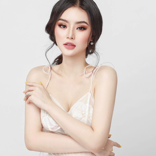 em gai angela phuong trinh xinh dep va goi cam muon phan o tuoi 23