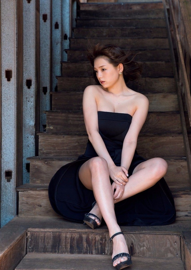 de nhat nguc dep nhat ban gay sot khi tai xuat showbiz