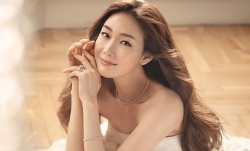 Choi Ji Woo sinh con gái đầu lòng