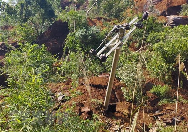 cao bang sat lo dat vui lap 1 nha dan va 50m duong tinh lo