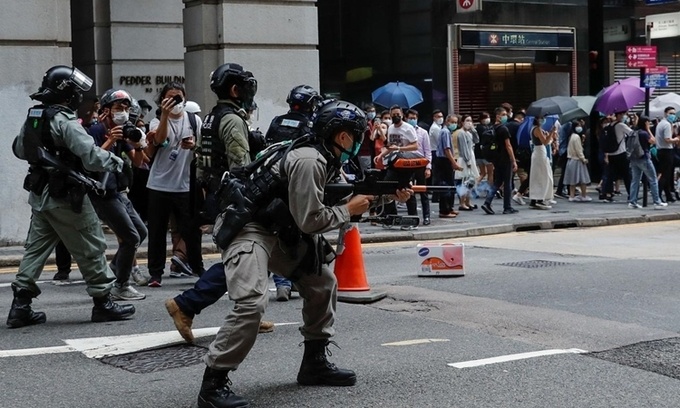 canh sat hong kong ban dan hoi cay giai tan nguoi bieu tinh