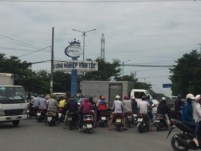 muon kieu chan dat tre em an xin tren duong pho