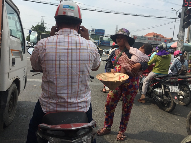 muon kieu chan dat tre em an xin tren duong pho